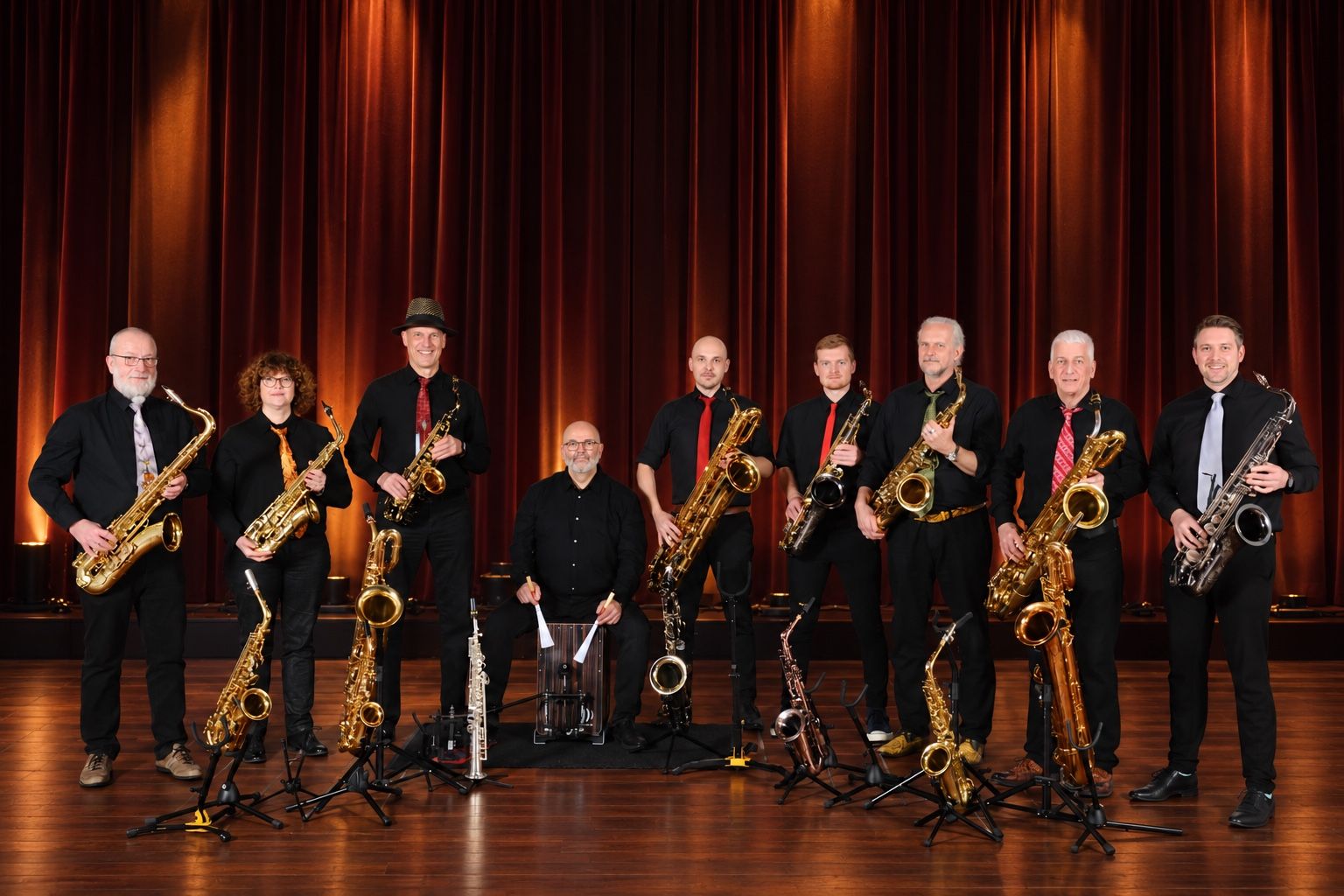 NoSaxNoFun mit Saxophonen und Percussion auf der Bühne
